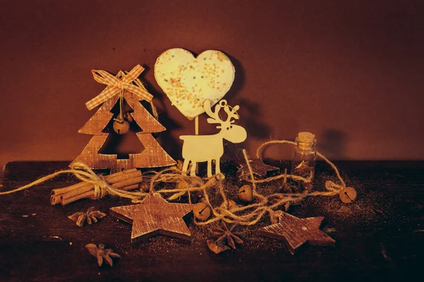 Composizione natalizia su sfondo di legno — Foto Stock