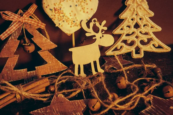 Ahşap arka planda noel kompozisyonu