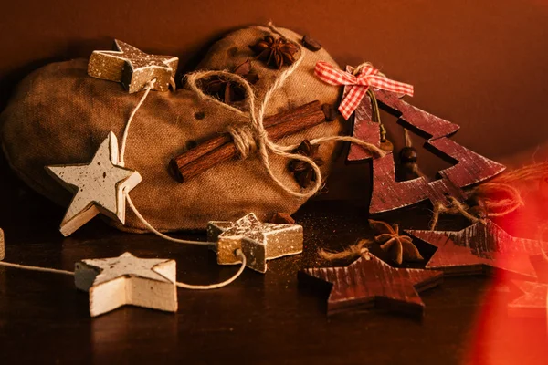 Ahşap arka planda noel kompozisyonu