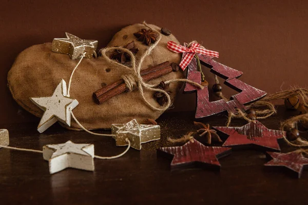 Ahşap arka planda noel kompozisyonu