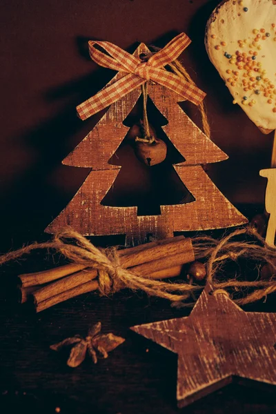 Composición de Navidad sobre fondo de madera — Foto de Stock