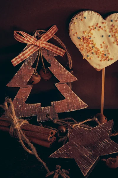 Ahşap arka planda noel kompozisyonu