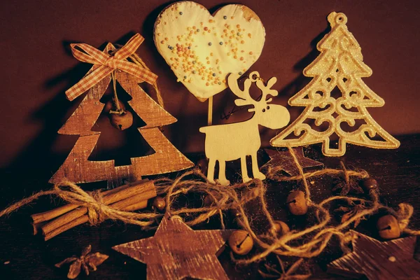 Ahşap arka planda noel kompozisyonu