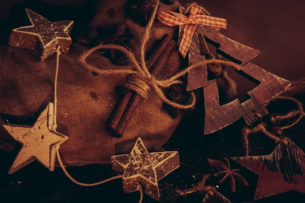 Ahşap arka planda noel kompozisyonu