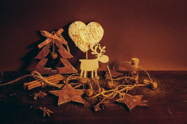 Ahşap arka planda noel kompozisyonu