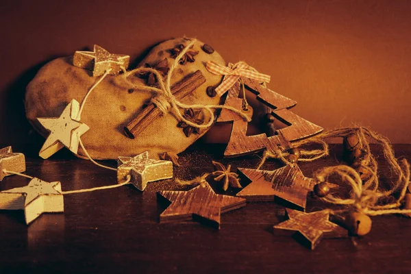 Ahşap arka planda noel kompozisyonu