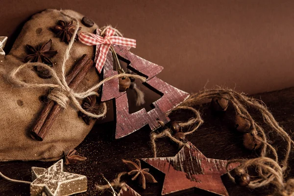 Ahşap arka planda noel kompozisyonu