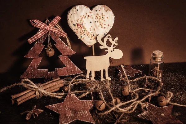 Ahşap arka planda noel kompozisyonu