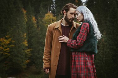 Genç çift erkek ve kadın sarılma aşk romantik açık orman doğa ile