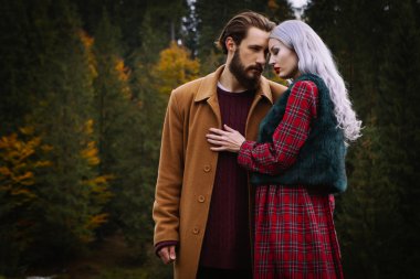 Genç çift erkek ve kadın sarılma aşk romantik açık orman doğa ile
