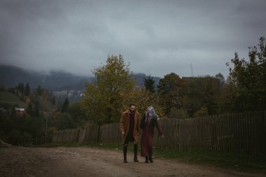 Sonbahar dağlarda lov Çift