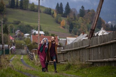 ahşap çit üzerinde genç mutlu romantik çift