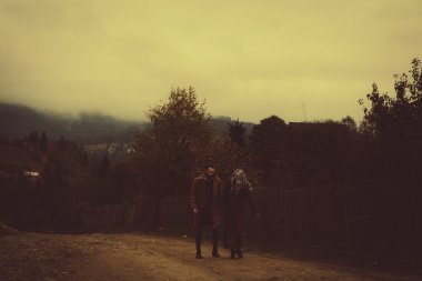 ahşap çit üzerinde genç mutlu romantik çift