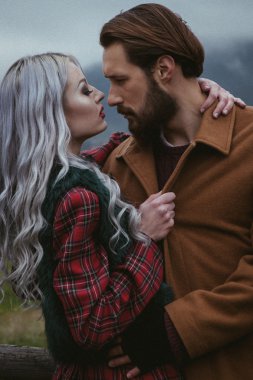 Sonbahar dağlarda lov Çift