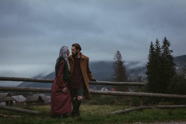 ahşap çit üzerinde genç mutlu romantik çift