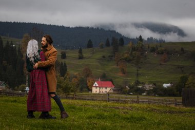 Sonbahar dağlarda lov Çift