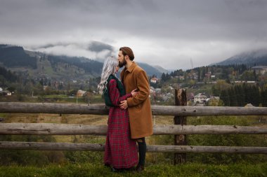 Sonbahar dağlarda lov Çift
