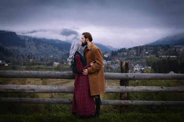 Sonbahar dağlarda lov Çift