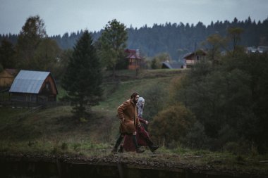 Sonbahar dağlarda güzel Çift