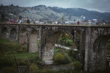 parkta mutlu güzel genç Çift