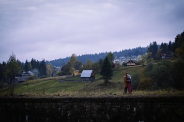 Sonbahar dağlarda güzel Çift