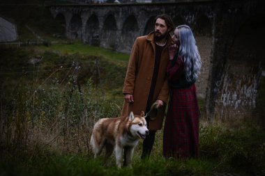 Çift bridge yakınındaki köpek aşık