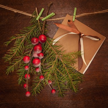Çamın dalları ile Noel çilek ve kartpostal