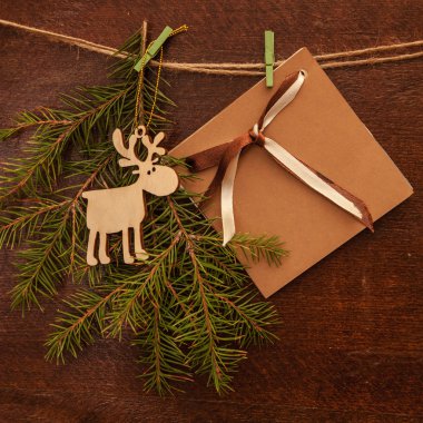 Çamın dalları, retro saat ve kartpostal