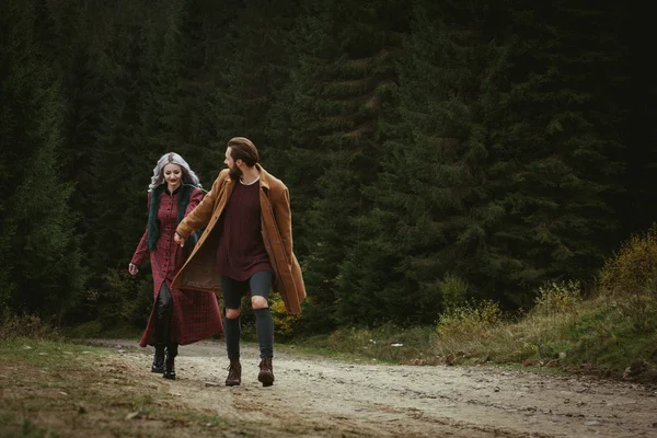 Unga par Man och kvinna kramas i kärlek romantisk utomhus med skog natur — Stockfoto