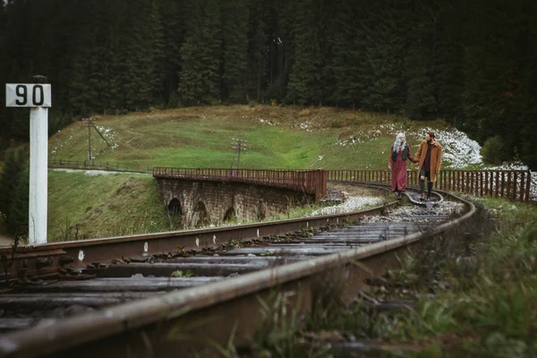 Romantisches Paar auf der Eisenbahn — Stockfoto