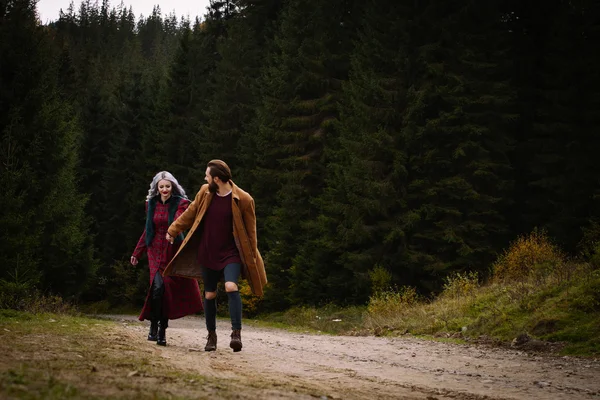 Jonge paar Man en vrouw knuffelen in liefde romantisch buiten met de natuur van het bos — Stockfoto