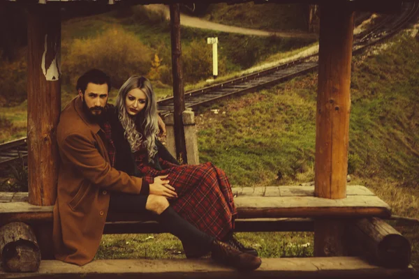 Romantisch paar aan spoorweg — Stockfoto