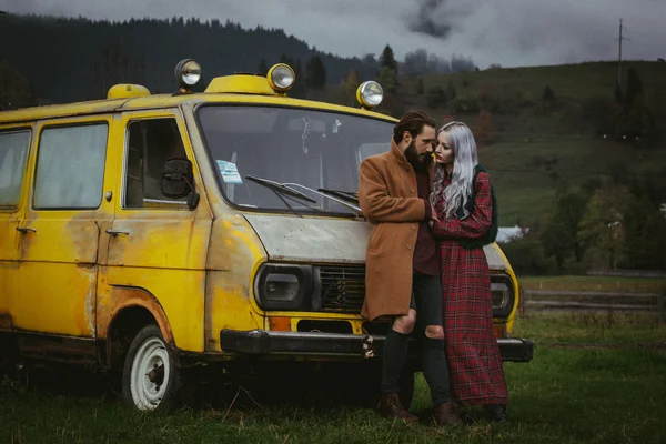 Karpathian 山の中の黄色の車の近くの愛のカップル — ストック写真