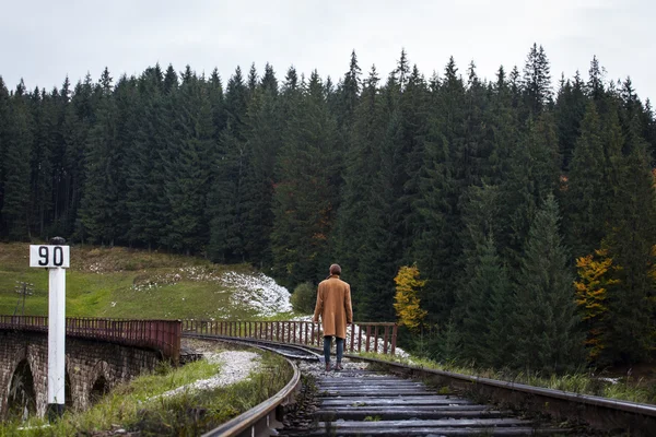 Romantisches Paar auf der Eisenbahn — Stockfoto