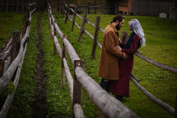 Mladý šťastný romantický pár na dřevěný plot — Stock fotografie