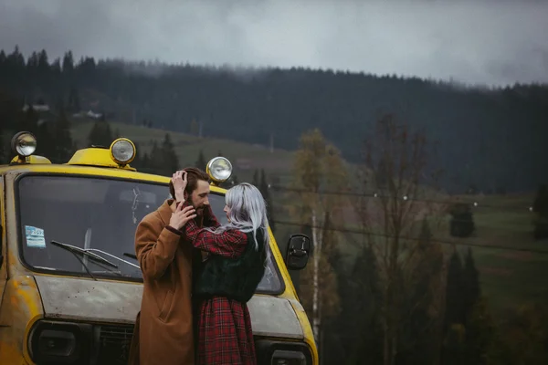 Par i kärlek nära gula bilen i Karpathos berg — Stockfoto