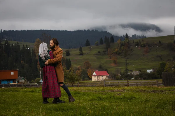 Lov casal nas montanhas do outono — Fotografia de Stock