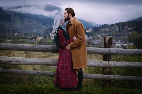 Lov paar in de herfst bergen — Stockfoto