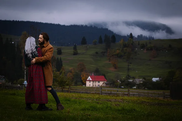 Lov paar in de herfst bergen — Stockfoto