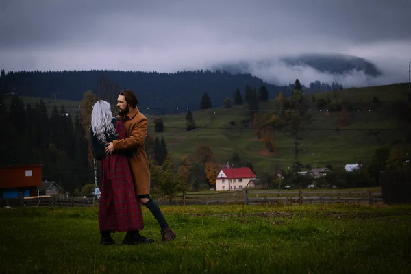Lov couple in the autumn mountains — Stock Photo, Image