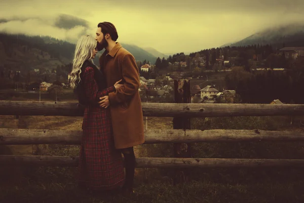 Lov couple in the autumn mountains — Stock Photo, Image