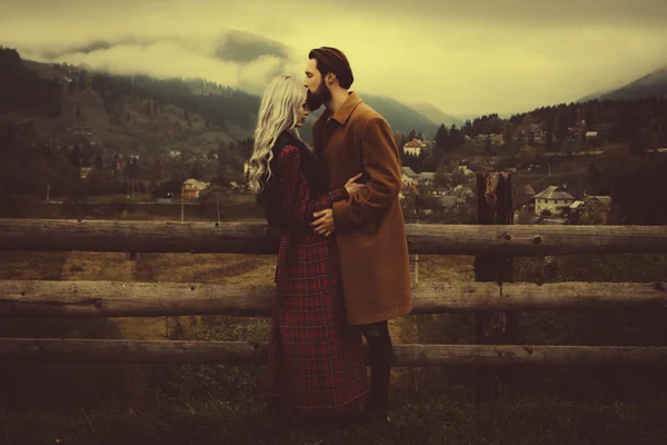 Lov paar in de herfst bergen — Stockfoto