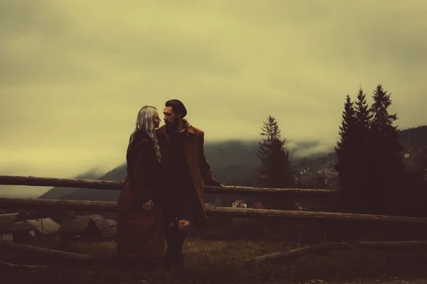Mooie paar in de herfst bergen — Stockfoto