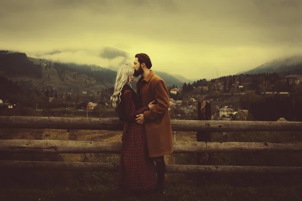 Lovely couple in the autumn mountains — Stock Photo, Image