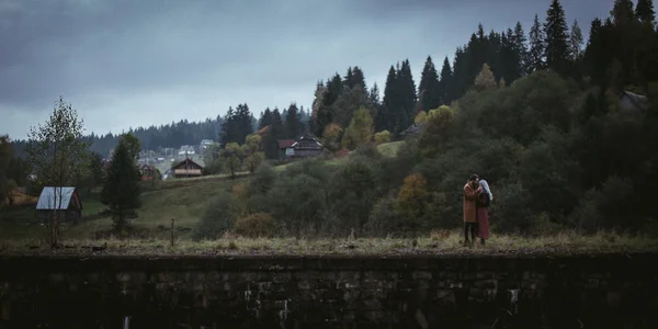 Casal encantador nas montanhas de outono — Fotografia de Stock