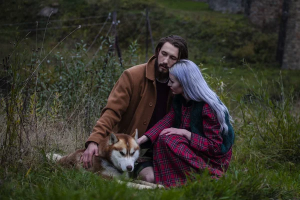 Влюбленная пара с собакой возле моста — стоковое фото