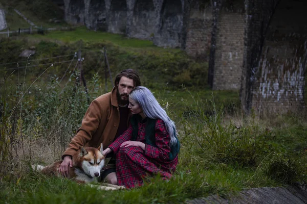 Paar in liefde met de hond in de buurt van de brug — Stockfoto