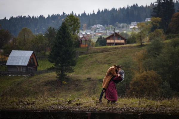Mooie paar in de herfst bergen — Stockfoto