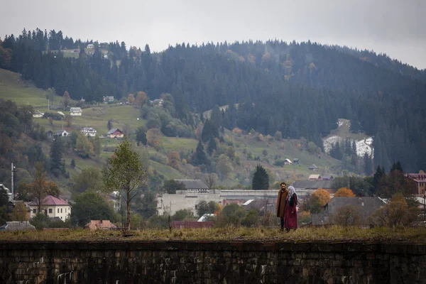 Schönes Paar in den herbstlichen Bergen — Stockfoto