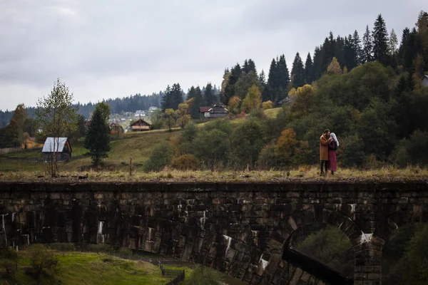 Mooie paar in de herfst bergen — Stockfoto